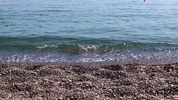 Krásné Mořské Vlny Písčitá Oblázková Pláž — Stock video