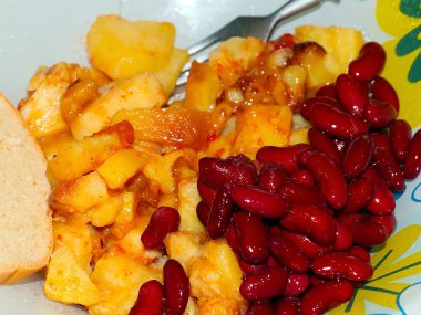 Kırmızı fasulye konserveli haşlanmış patates.