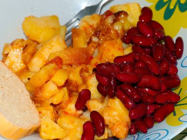 Kırmızı fasulye konserveli haşlanmış patates.