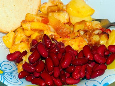 Kırmızı fasulye konserveli haşlanmış patates.