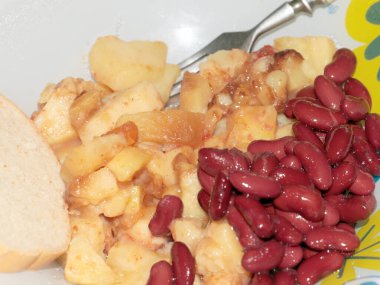 Kırmızı fasulye konserveli haşlanmış patates.