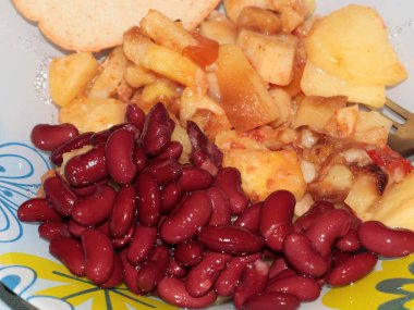 Kırmızı fasulye konserveli haşlanmış patates.