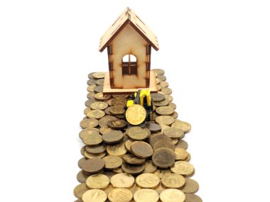 Bir ahşap ev ve bir Rus rublesi yığını üzerinde bir traktör duruşu plastiği.