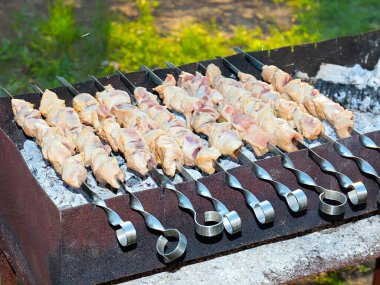 Açık ateşte şişte sulu et pişirmek.