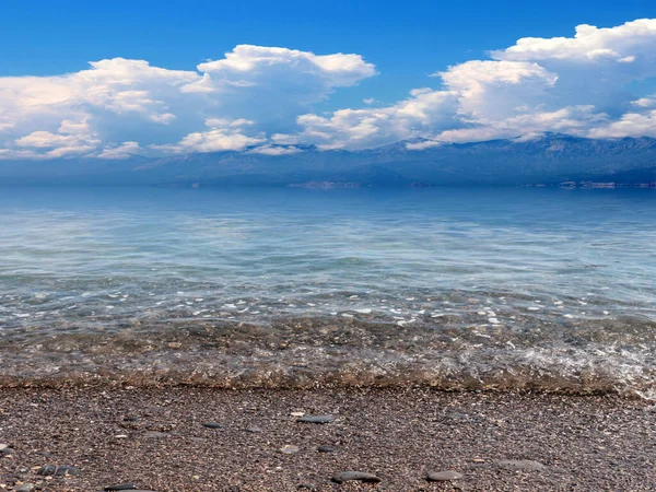Pantai Kerikil Yang Indah Dari Laut Mediterania Bawah Langit Cerah — Stok Foto