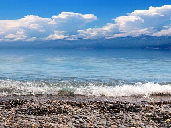 Όμορφη Παραλία Βότσαλα Της Μεσογείου Κάτω Από Τον Ηλιόλουστο Ουρανό — Φωτογραφία Αρχείου