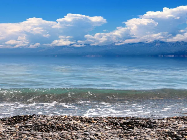 Akdeniz Güzel Çakıl Taşı Plajı Güneşli Gökyüzünün Altında — Stok fotoğraf