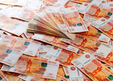 Bir yığın beş bin dolarlık Rus rublesi.