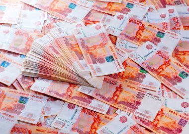 Bir yığın beş bin dolarlık Rus rublesi.
