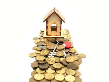 Tahta ev ve anahtarlar bir avuç Rus rublesinin üzerinde.