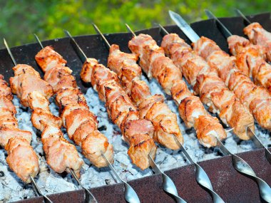 Izgaradaki şişte kızarmış et pişirme işlemi.