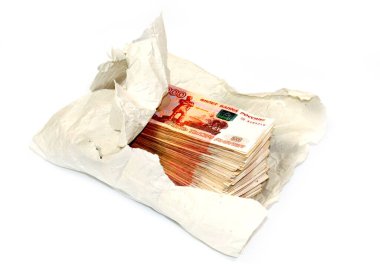 Beş bininci Rus rublesi yığını ambalaj kağıdında yatıyor.