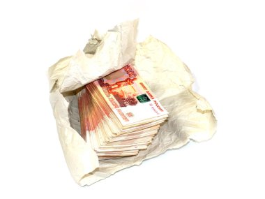 Beş bininci Rus rublesi yığını ambalaj kağıdında yatıyor.