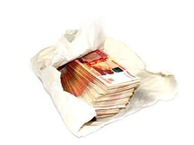 Beş bininci Rus rublesi yığını ambalaj kağıdında yatıyor.