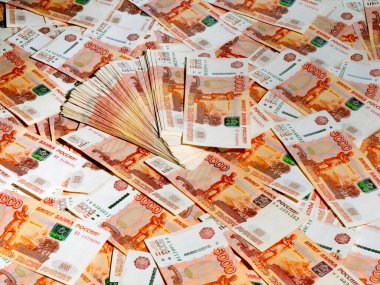 Ticaret ekonomisinin bir parçası olarak Rus rublesi, beş bininci kağıt yığını.