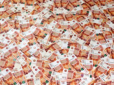 Ticaret ekonomisinin bir parçası olarak Rus rublesi, beş bininci kağıt yığını.