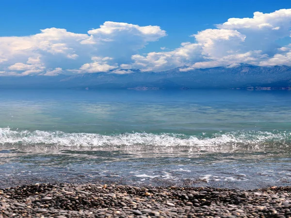Güneşli Bulutlu Gökyüzünün Altında Güzel Bir Deniz Plajı Dinlenme Spor — Stok fotoğraf