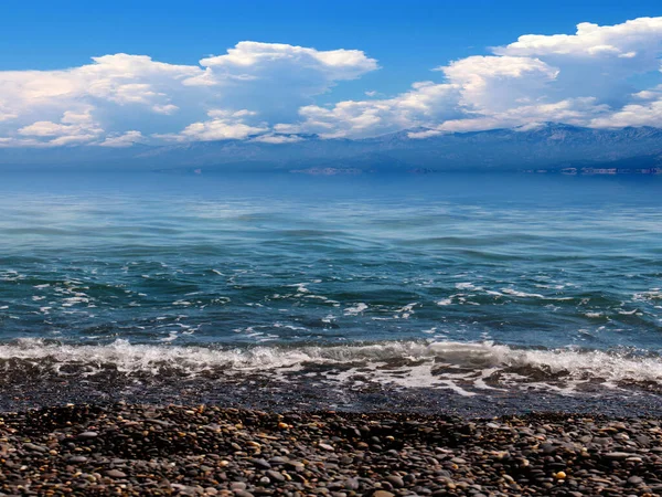 Όμορφη Παραλία Στη Θάλασσα Κάτω Από Ένα Ηλιόλουστο Συννεφιασμένο Ουρανό — Φωτογραφία Αρχείου