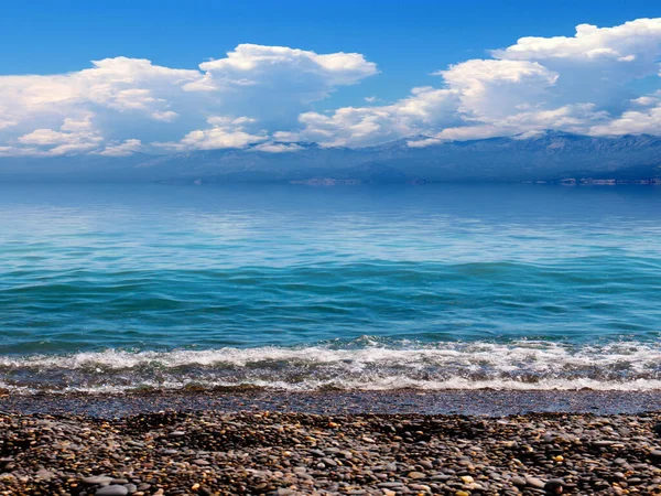 Όμορφη Παραλία Στη Θάλασσα Κάτω Από Ένα Ηλιόλουστο Συννεφιασμένο Ουρανό — Φωτογραφία Αρχείου