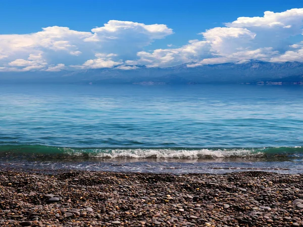 Όμορφη Παραλία Στη Θάλασσα Κάτω Από Ένα Ηλιόλουστο Συννεφιασμένο Ουρανό — Φωτογραφία Αρχείου