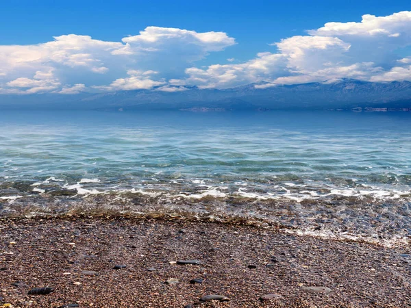 Güneşli Bulutlu Gökyüzünün Altında Güzel Bir Deniz Plajı Dinlenme Spor — Stok fotoğraf