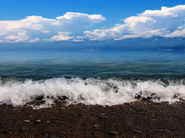 Güneşli Bulutlu Gökyüzünün Altında Güzel Bir Deniz Plajı Dinlenme Spor — Stok fotoğraf