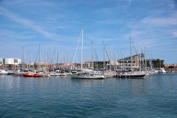 西班牙巴塞罗那海港停车场内的游艇 — 图库照片