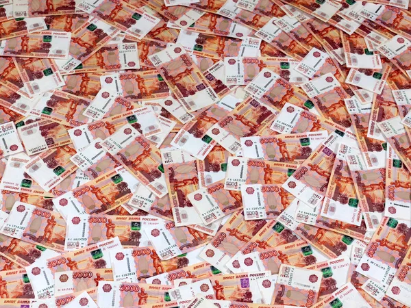 Ticaret ekonomisinin bir parçası olarak Rus rublesi, beş bininci kağıt yığını.