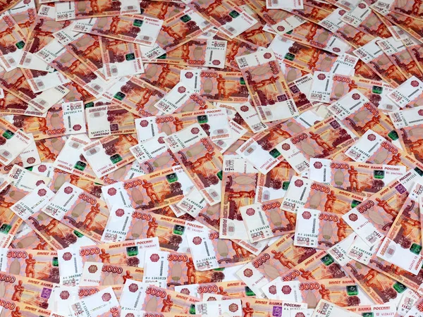 Ticaret ekonomisinin bir parçası olarak Rus rublesi, beş bininci kağıt yığını.