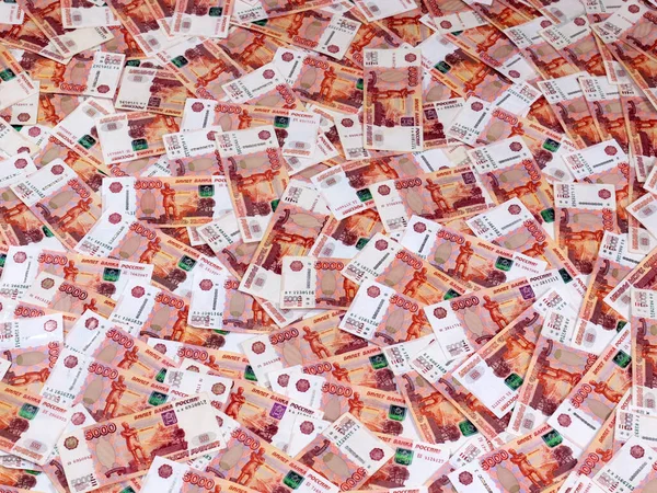 Ticaret ekonomisinin bir parçası olarak Rus rublesi, beş bininci kağıt yığını.