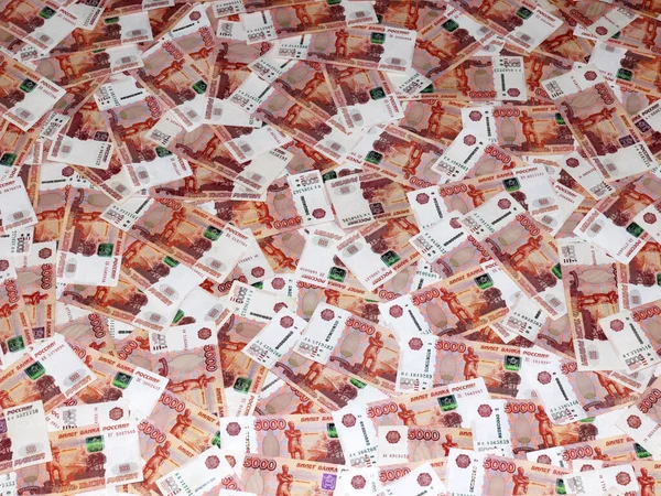 Ticaret ekonomisinin bir parçası olarak Rus rublesi, beş bininci kağıt yığını.