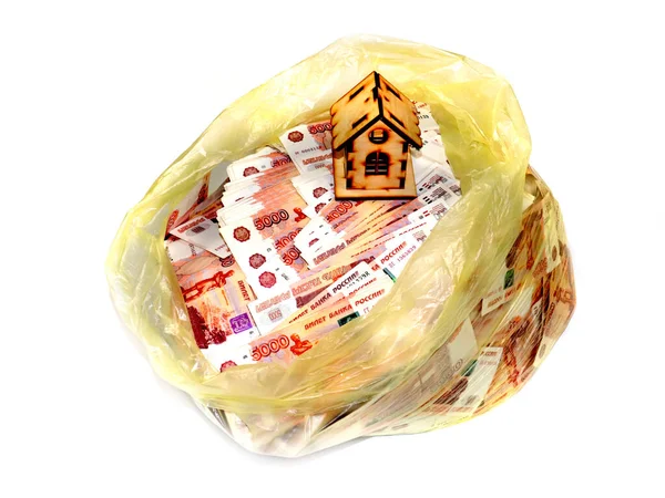 ゴミ袋には5000ルーブルの紙幣が詰められています — ストック写真