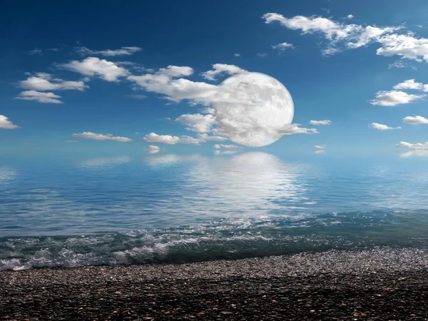 Огромная Луна Заходящем Небе Над Песчаным Пляжем Моря — стоковое фото