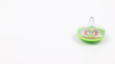 Bir jiroskop elementi olarak plastik bir oyuncağın dönüşümüName