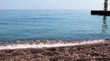 Temiz deniz dalgaları kumlu çakıl taşlı plajlara dinlenme yeri olarak geçer.