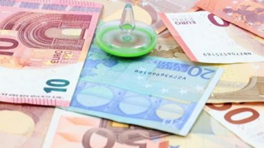 Avro banknotlarının üzerinde Avrupa Birliği 'nin dengesinin bir göstergesi olarak dönüyorlar