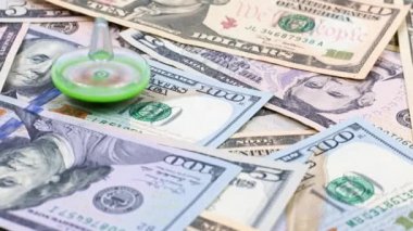 Bir yığın kağıt üzerinde çocuk oyuncağı döndürmek Amerikan doları.