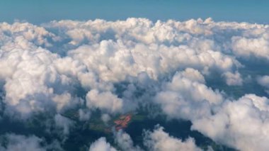 Uçağın lombozunun yoğun bulutlar üzerindeki görüntüsü.