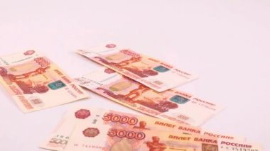 Sosyal yardım unsuru olarak pembe arka planda beş bininci fatura düşüyor.