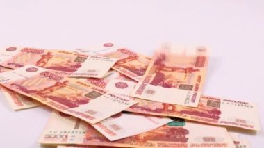 Sosyal yardım unsuru olarak pembe arka planda beş bininci fatura düşüyor.