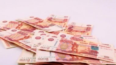 Sosyal yardım unsuru olarak pembe arka planda beş bininci fatura düşüyor.
