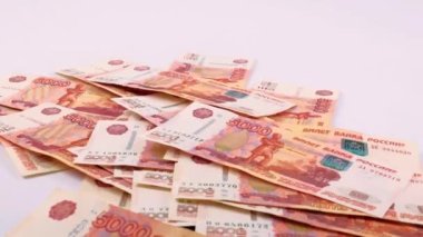 Sosyal yardım unsuru olarak pembe arka planda beş bininci fatura düşüyor.