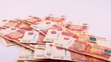 Sosyal yardım unsuru olarak pembe arka planda beş bininci fatura düşüyor.