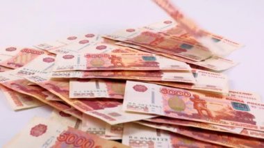 Sosyal yardım unsuru olarak pembe arka planda beş bininci fatura düşüyor.