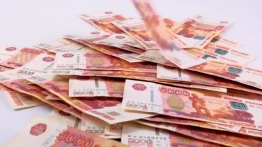 Sosyal yardım unsuru olarak pembe arka planda beş bininci fatura düşüyor.