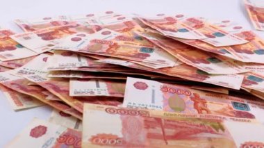 Sosyal yardım unsuru olarak pembe arka planda beş bininci fatura düşüyor.