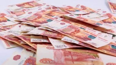 Sosyal yardım unsuru olarak pembe arka planda beş bininci fatura düşüyor.