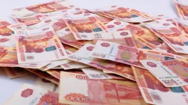 Sosyal yardım unsuru olarak pembe arka planda beş bininci fatura düşüyor.