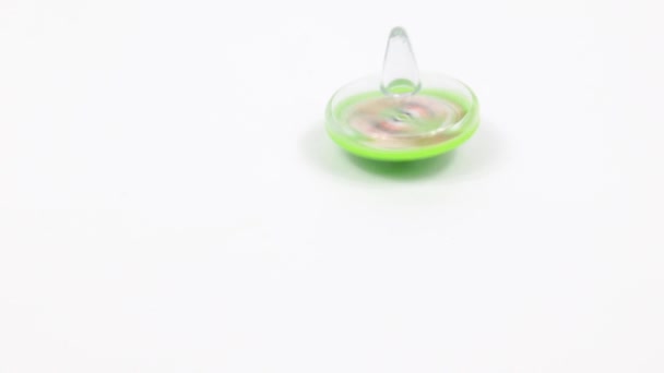 Drehung Eines Plastikspielzeugs Wirbelnd Als Element Eines Kreisels — Stockvideo