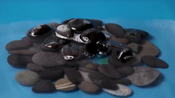 在石头中间的液体表面滴入干净的水 — 图库视频影像